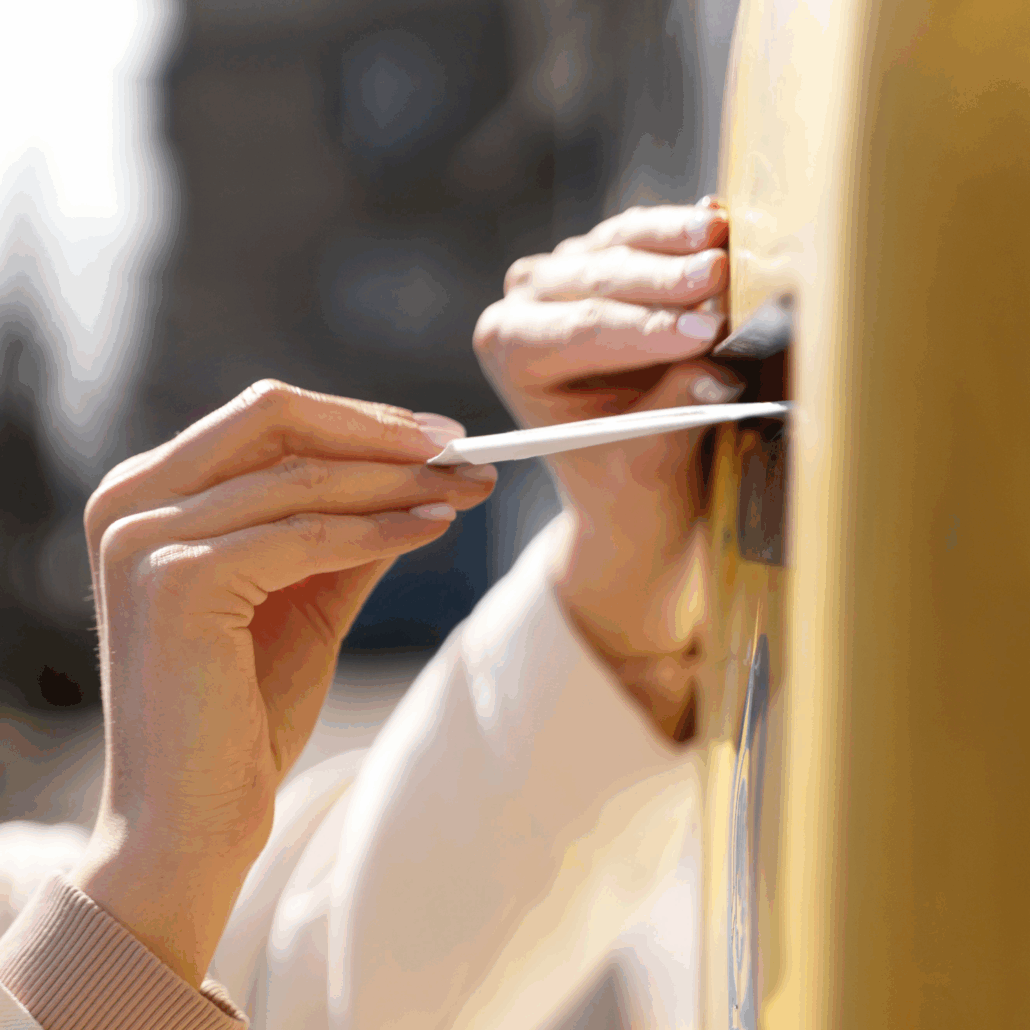 chiuda-sulla-donna-alla-cassetta-postale-con-la-busta